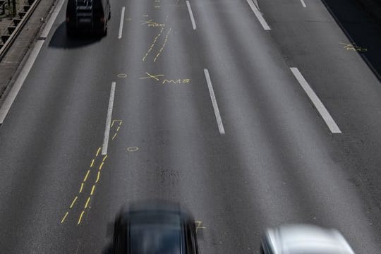 Kreidespuren der Polizei von dem mutmaßlich islamistischen Anschlag auf der Berliner Stadtautobahn.