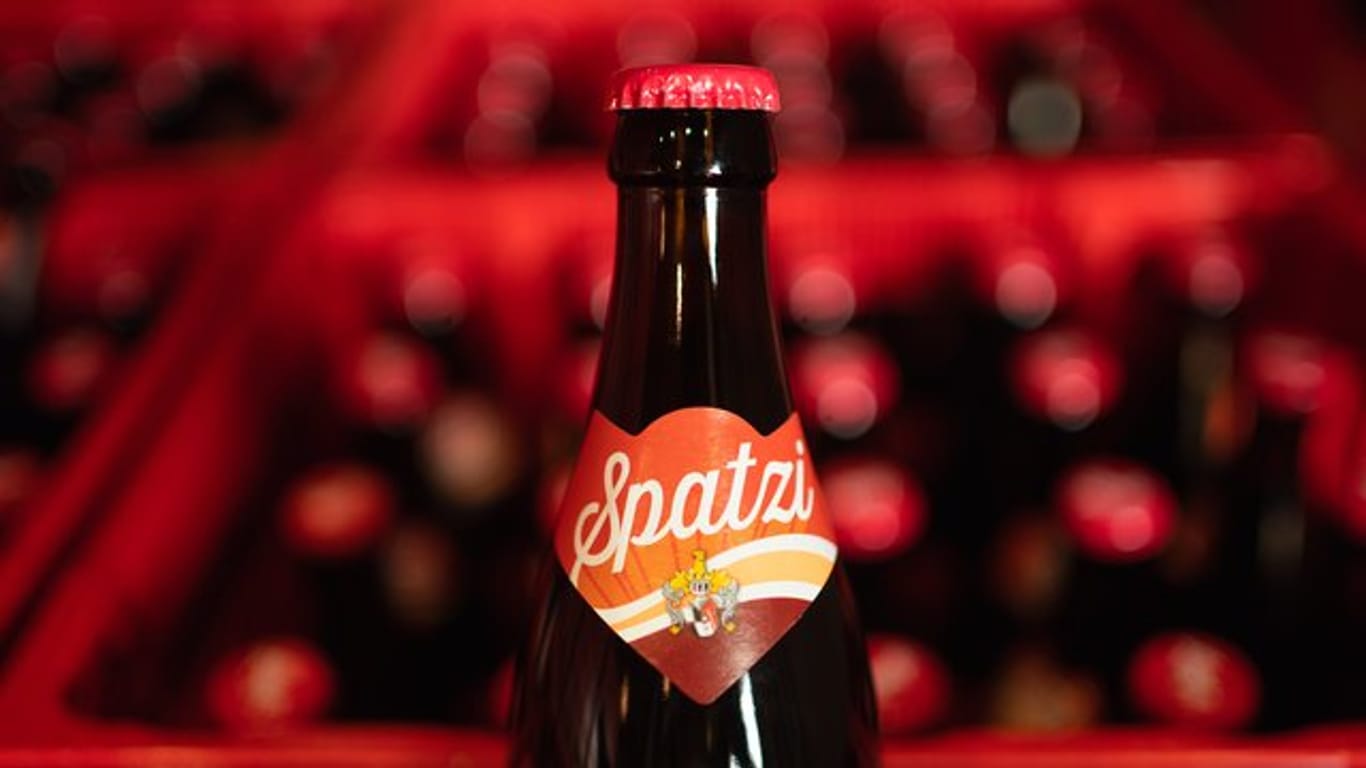 Eine Flasche des Cola-Mix "Spatzi" steht im Lager der Brauerei