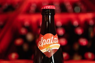 Eine Flasche des Cola-Mix "Spatzi" steht im Lager der Brauerei