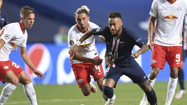 Leipzigs Kevin Kampl (M) im Zweikampf mit PSG-Star Neymar. Leipzigs Kevin Kampl (M) im Zweikampf mit PSG-Star Neymar.