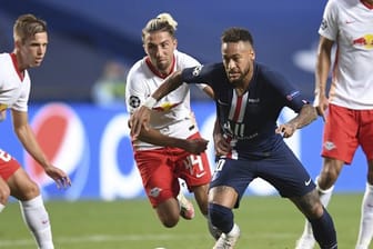 Leipzigs Kevin Kampl (M) im Zweikampf mit PSG-Star Neymar.