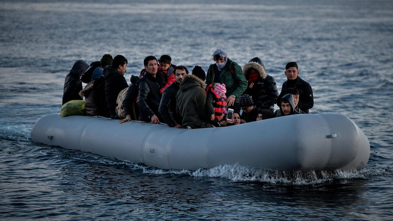 Geflüchtete auf einem Schlauchboot: Vor der libyschen Küste sind 45 Geflüchtete bei einem Bootsunglück ums Leben gekommen. (Symbolbild)