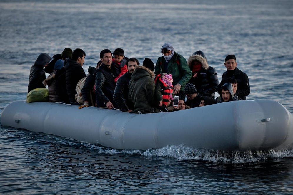 Geflüchtete auf einem Schlauchboot: Vor der libyschen Küste sind 45 Geflüchtete bei einem Bootsunglück ums Leben gekommen. (Symbolbild)