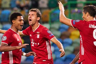 Die Bayern-Spieler Gnabry, Müller und Lewandowski jubeln gemeinsam nach dem Finaleinzug in der Champions League.