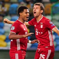 Die Bayern-Spieler Gnabry, Müller und Lewandowski jubeln gemeinsam nach dem Finaleinzug in der Champions League.