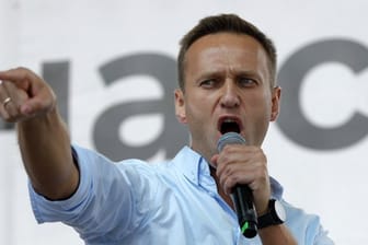 Alexej Nawalny, Oppositionsführer aus Russland, spricht bei einem Protest in Moskau.