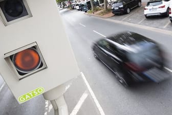 Ein kombiniertes Gerät für die Rotlicht- und Geschwindigkeitsmessung steht an der Hildesheimer Straße in Hannover.