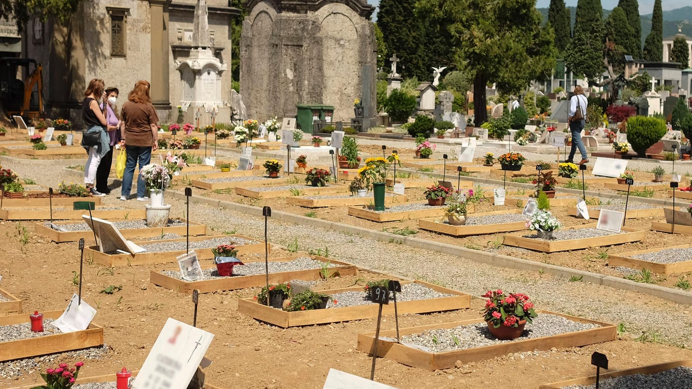 Bergamo, Italien: Ein Friedhof in der Stadt ist für Opfer des Coronavirus eröffnet worden.