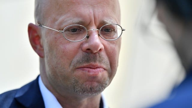 Sollte das Landgericht den Rauswurf des früheren Landeschefs Kalbitz wie im ersten Eilverfahren im Juni für unzulässig erklären, wäre er zunächst wieder in der Partei. Sollte das Landgericht den Rauswurf des früheren Landeschefs Kalbitz wie im ersten Eilverfahren im Juni für unzulässig erklären, wäre er zunächst wieder in der Partei.