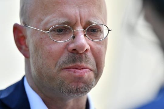 Sollte das Landgericht den Rauswurf des früheren Landeschefs Kalbitz wie im ersten Eilverfahren im Juni für unzulässig erklären, wäre er zunächst wieder in der Partei.