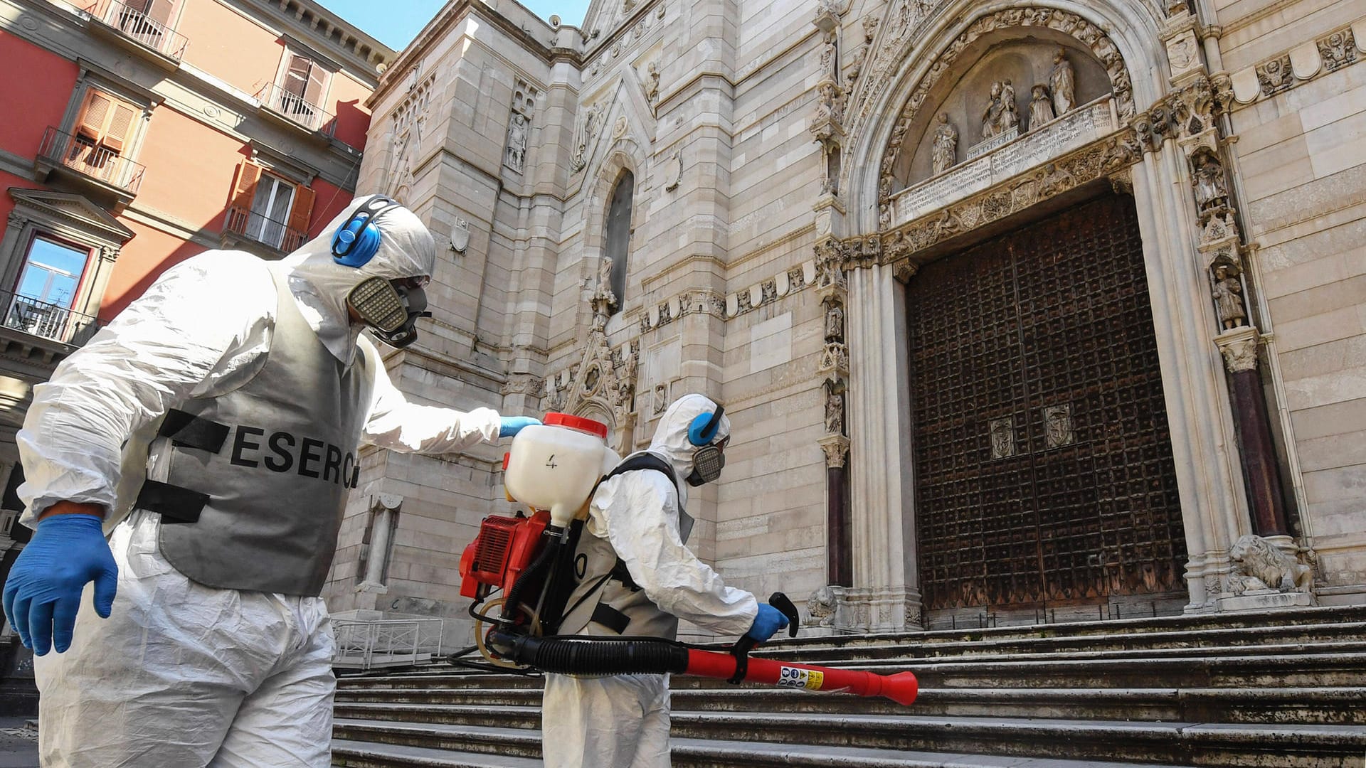 Soldaten der italienischen Armee reinigen im Mai eine Kathedrale, während die Stadt im Lockdown ist.