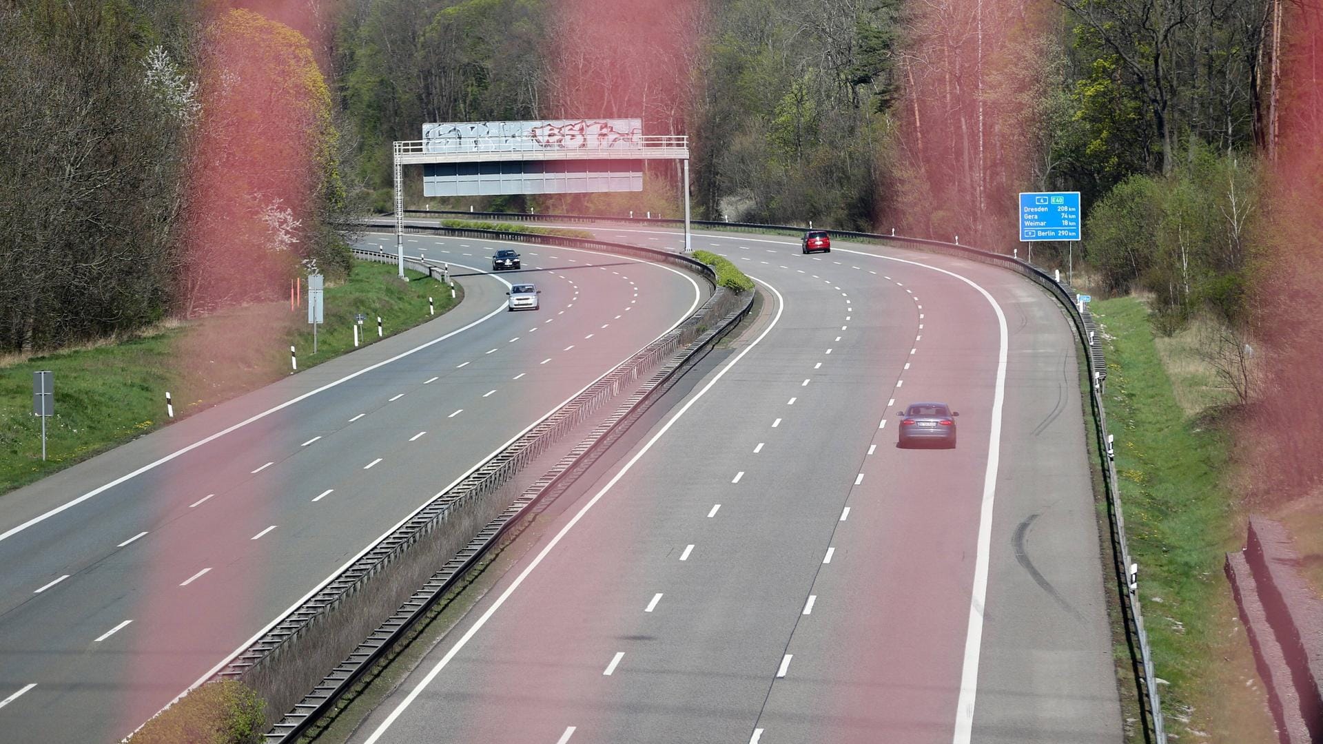 Blick auf die A4 bei Erfurt: Ein Jugendlicher hat einen schweren Autounfall verursacht.