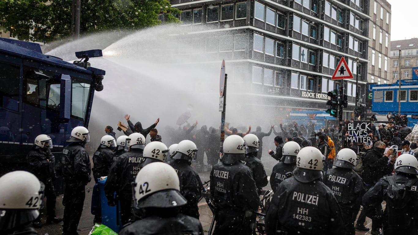 Black Lives Matter-Demo Hamburg: Die Polizei beendete die Demonstration, da so viele Menschen gekommen waren, dass Abstandsregeln nicht eingehalten werden konnten. Es kam zu Auseinandersetzungen.