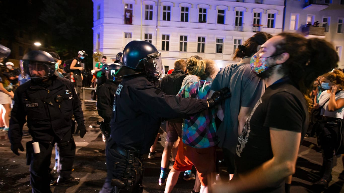 Auseinandersetzungen zwischen Demonstranten und Polizei: Vor einer Räumung der linken Kiezkneipe Syndikat in Berlin kommt es zu Ausschreitungen.