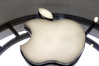 Apple wird als erstes US-Unternehmen an der New Yorker Börse mit über zwei Billionen US-Dollar gehandelt.