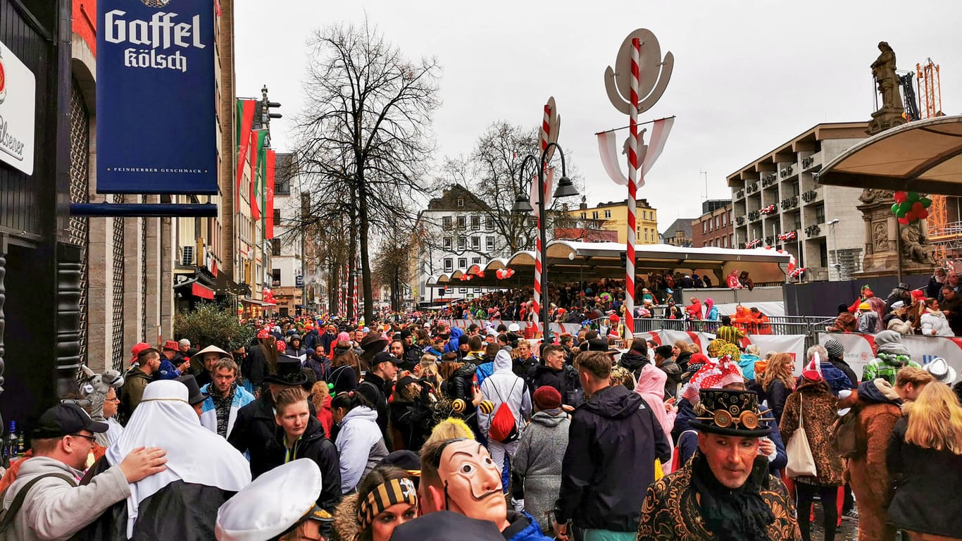 Karnevalsumzug (Symbolbild): Auch Ministerpräsident Stephan Weil (SPD) glaubt nicht an den Karneval in der Corona-Krise.