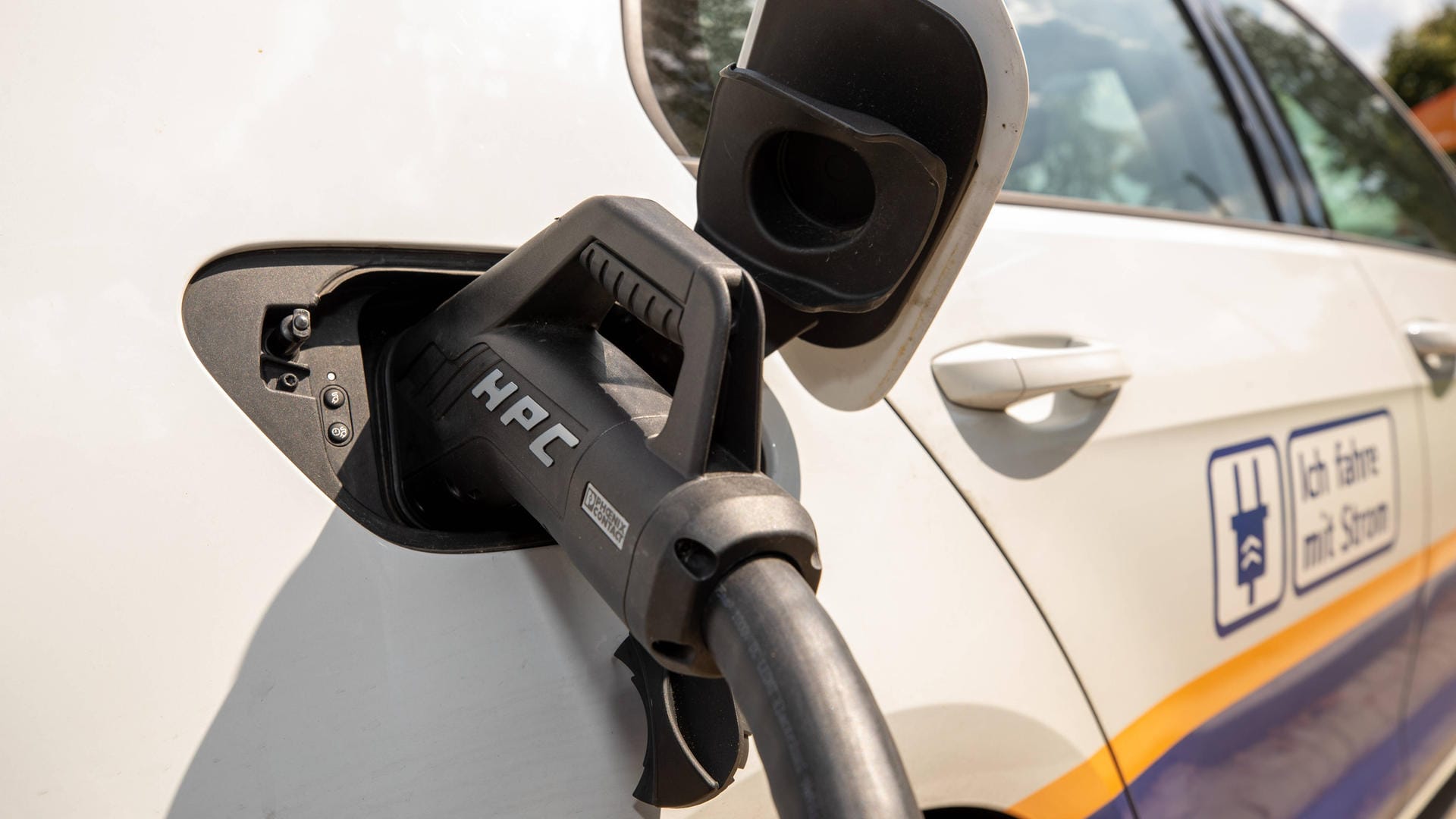 E-Auto-Förderprogramme: Dank staatlicher Zuschüsse entscheiden sich Autofahrer vermehrt für ein Elektroauto. E-Auto-Förderprogramme: Dank staatlicher Zuschüsse entscheiden sich Autofahrer vermehrt für ein Elektroauto.
