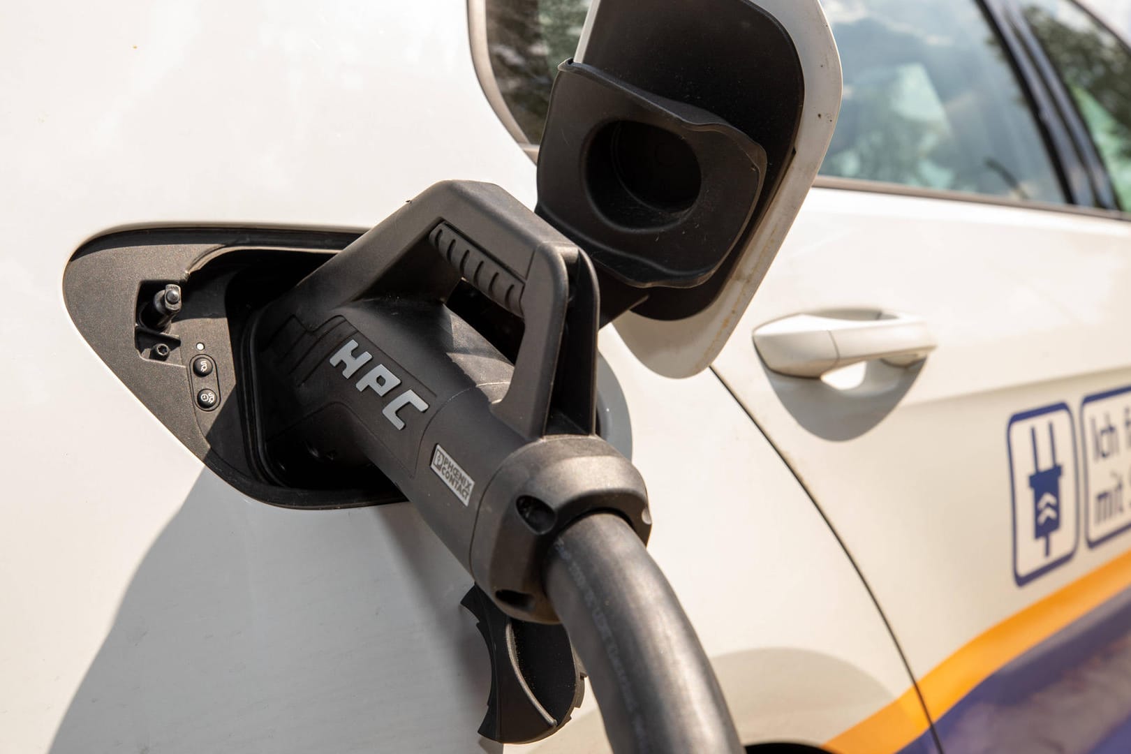 E-Auto-Förderprogramme: Dank staatlicher Zuschüsse entscheiden sich Autofahrer vermehrt für ein Elektroauto.