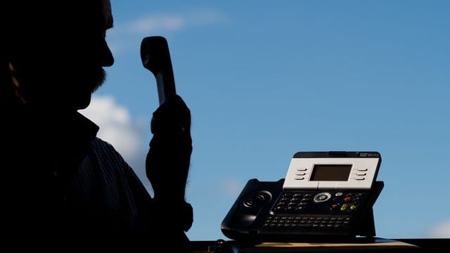 Betrug am Telefon: Die Täter nutzen die Unsicherheit der Bevölkerung schamlos aus. (Symbolbild)