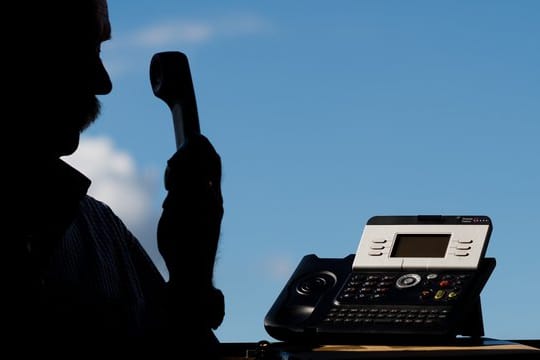 Betrug am Telefon: Die Täter nutzen die Unsicherheit der Bevölkerung schamlos aus. (Symbolbild)