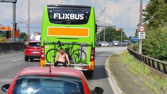 Der "blinde Passagier" auf einem Reisebus auf der Stadtautobahn in Berlin: Die Polizei teilte das Foto. Der "blinde Passagier" auf einem Reisebus auf der Stadtautobahn in Berlin: Die Polizei teilte das Foto.