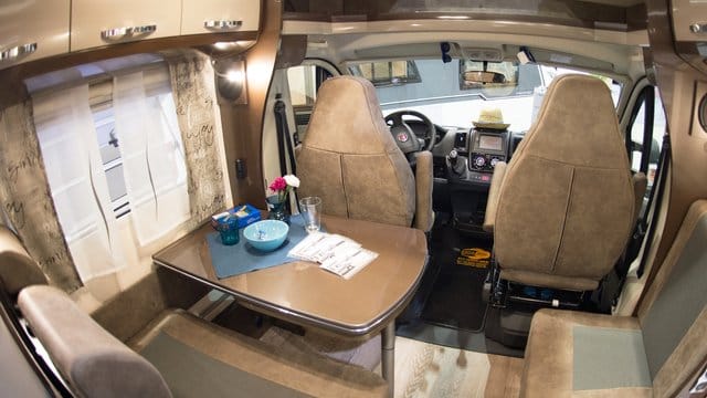 Um das Verletzungsrisiko bei einem Unfall zu reduzieren, müssen Gegenstände im Wohnmobil richtig verstaut werden. Um das Verletzungsrisiko bei einem Unfall zu reduzieren, müssen Gegenstände im Wohnmobil richtig verstaut werden.