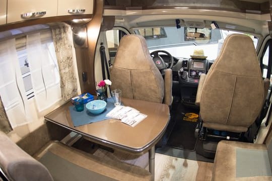 Um das Verletzungsrisiko bei einem Unfall zu reduzieren, müssen Gegenstände im Wohnmobil richtig verstaut werden.