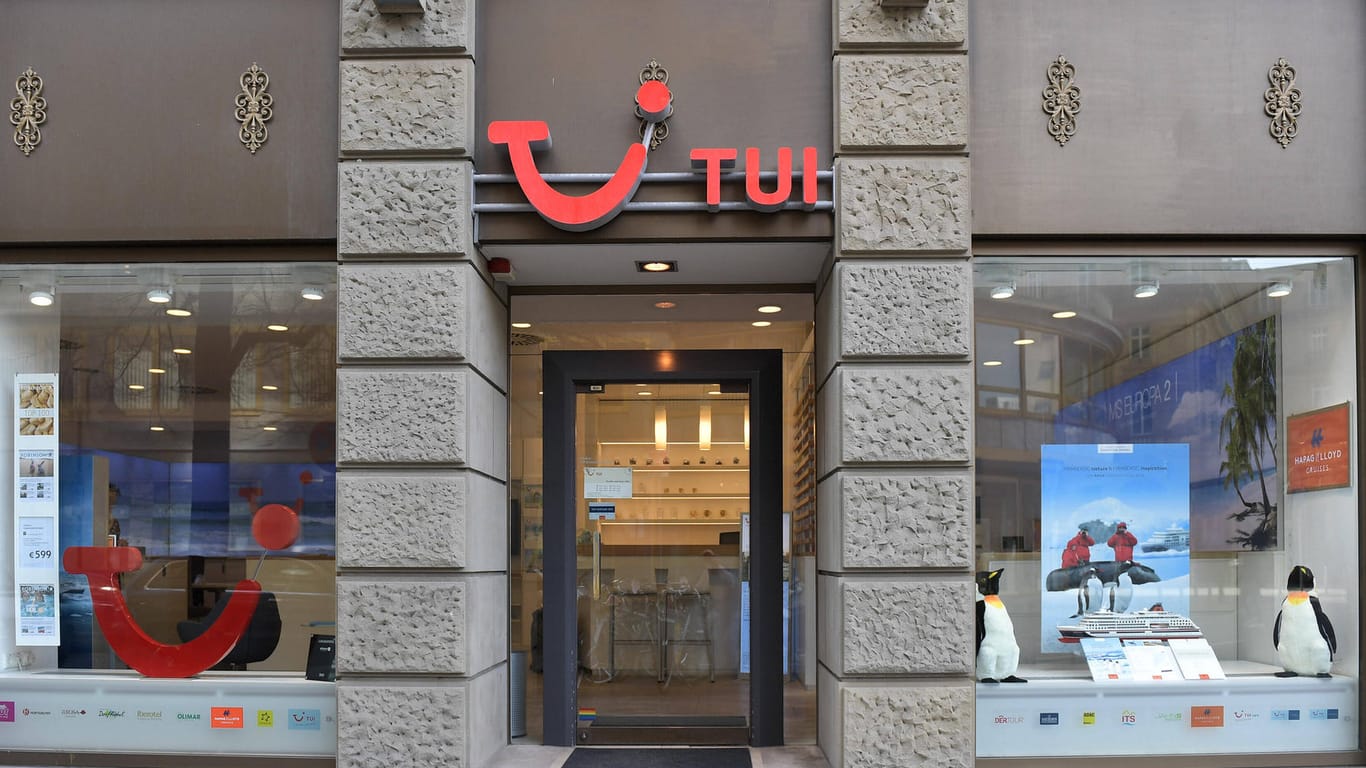 Tui-Filiale in Frankfurt am Main (Symbolbild): Der Konzern verhandelt mit dem Betriebsrat über Reisebüro-Schließungen.