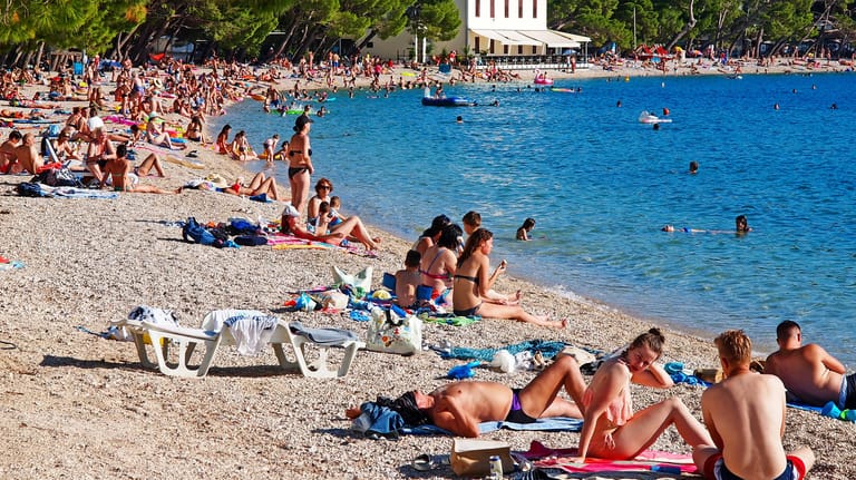 Strand in Kroatien: Das RKI hat mehrere Küstenregionen als Risikogebiet eingestuft.