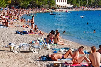 Strand in Kroatien: Das RKI hat mehrere Küstenregionen als Risikogebiet eingestuft.