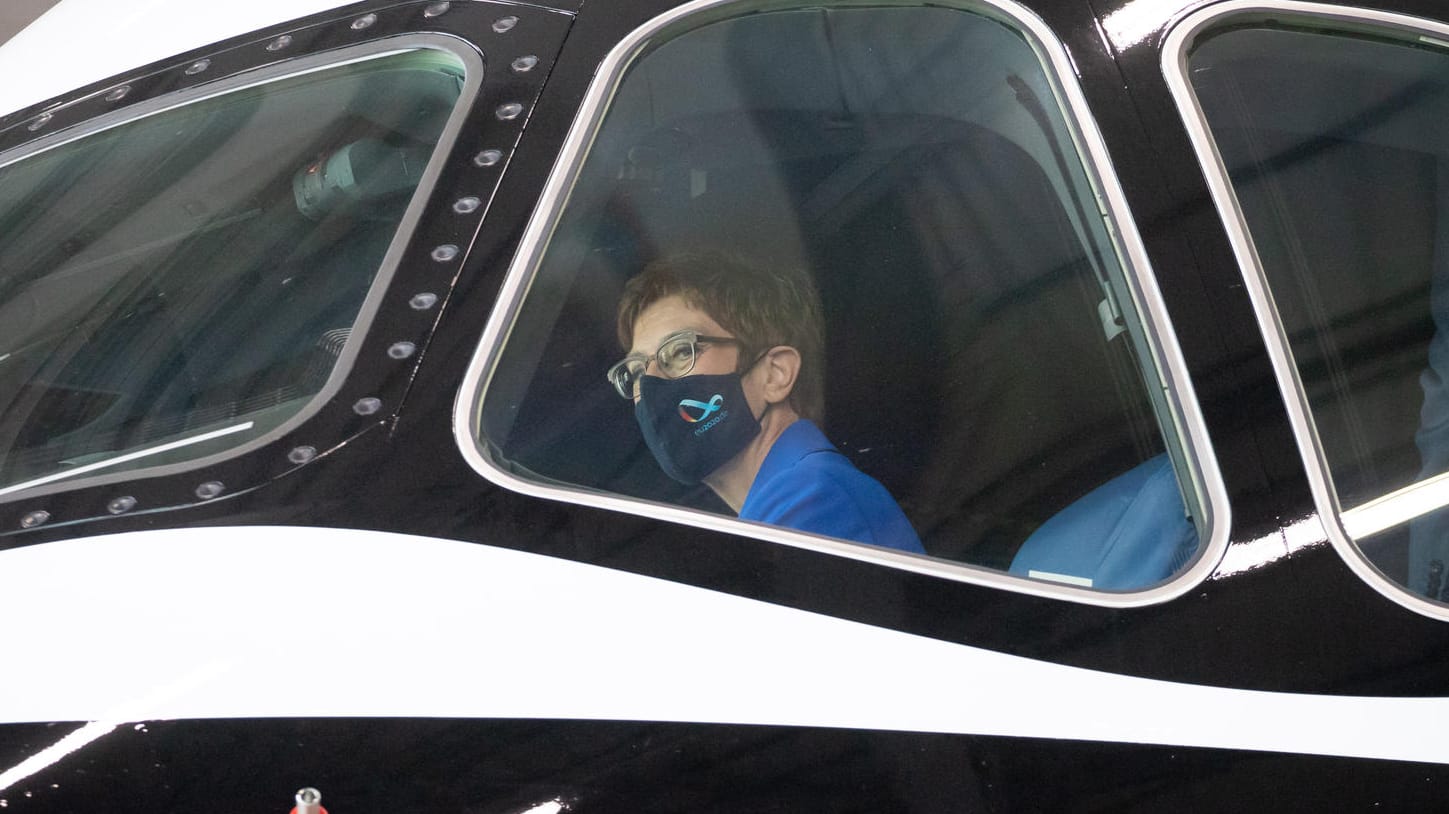 Annegret Kramp-Karrenbauer schaut aus der Pilotenkabine des neuen Regierungsjets.