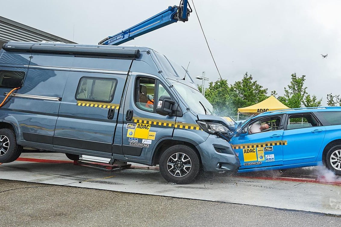 Aufprall mit weniger als 60 km/h: Vermutlich würden alle Insassen der Fahrzeuge schwer verletzt, sagt ein ADAC-Experte.