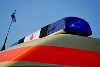 Ein Blaulicht am Rettungswagen (Symbolbild): In Nürnberg hat es einen schweren Verkehrsunfall gegeben.