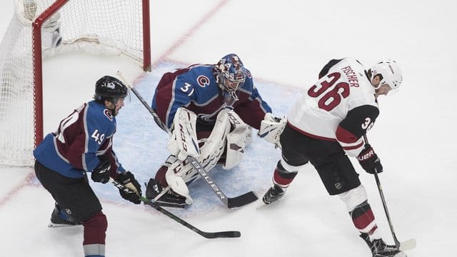 Avalanche-Torhüter Philipp Grubauer (M) verteidigt mit Samuel Girard (l) den Kasten gegen Christian Fischer. Avalanche-Torhüter Philipp Grubauer (M) verteidigt mit Samuel Girard (l) den Kasten gegen Christian Fischer.