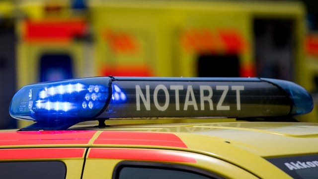 Ein Notarztwagen mit Blaulicht (Symbolbild)