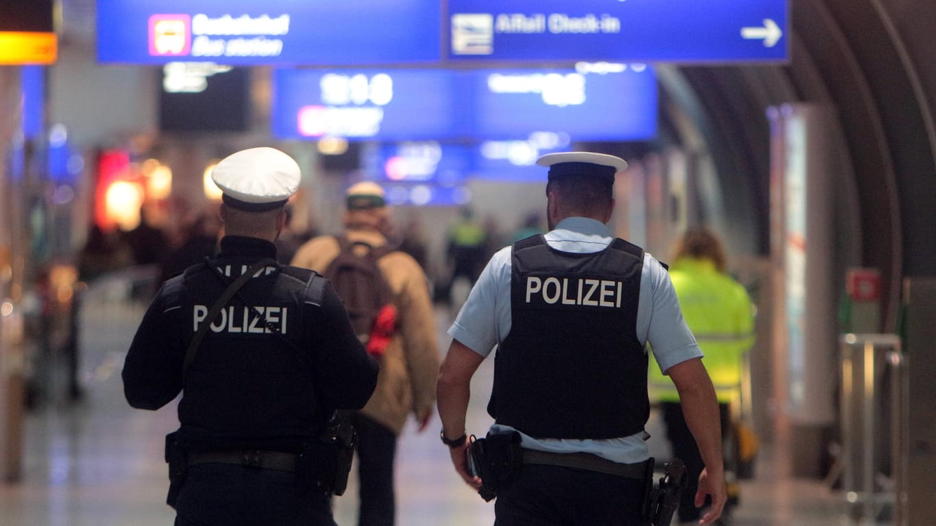 Zwei Bundespolizisten laufen Streife am Frankfurter Flughafen (Symbolbild): In Frankfurt ist ein mutmaßlicher Kriegsverbrecher nach über 20 Jahren gefasst worden.