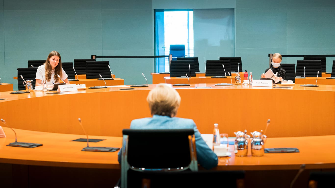 Bundeskanzlerin Angela Merkel (CDU) unterhält sich mit den Klimaktivistinnen Luisa Neubauer und Greta Thunberg.