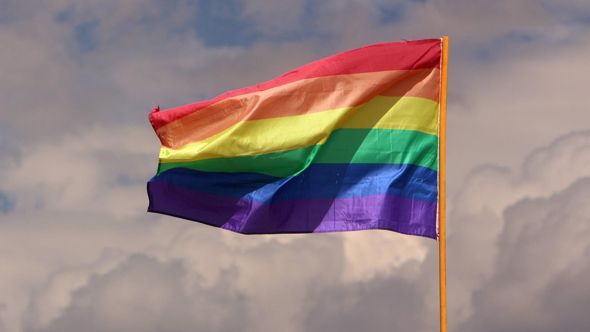 Eine Regenbogenflagge weht im Wind (Symbolbild): Die Stadt Dortmund wird mehrere Hundert davon zeigen.