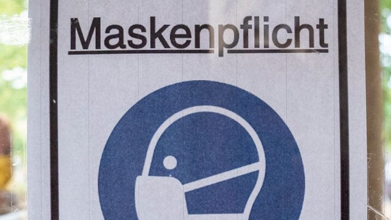 Ein Plakat in Berlin mit der Aufschrift "Maskenpflicht".