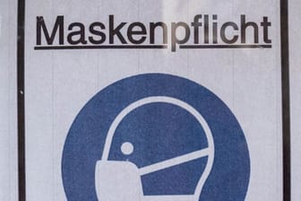 Ein Plakat in Berlin mit der Aufschrift "Maskenpflicht".