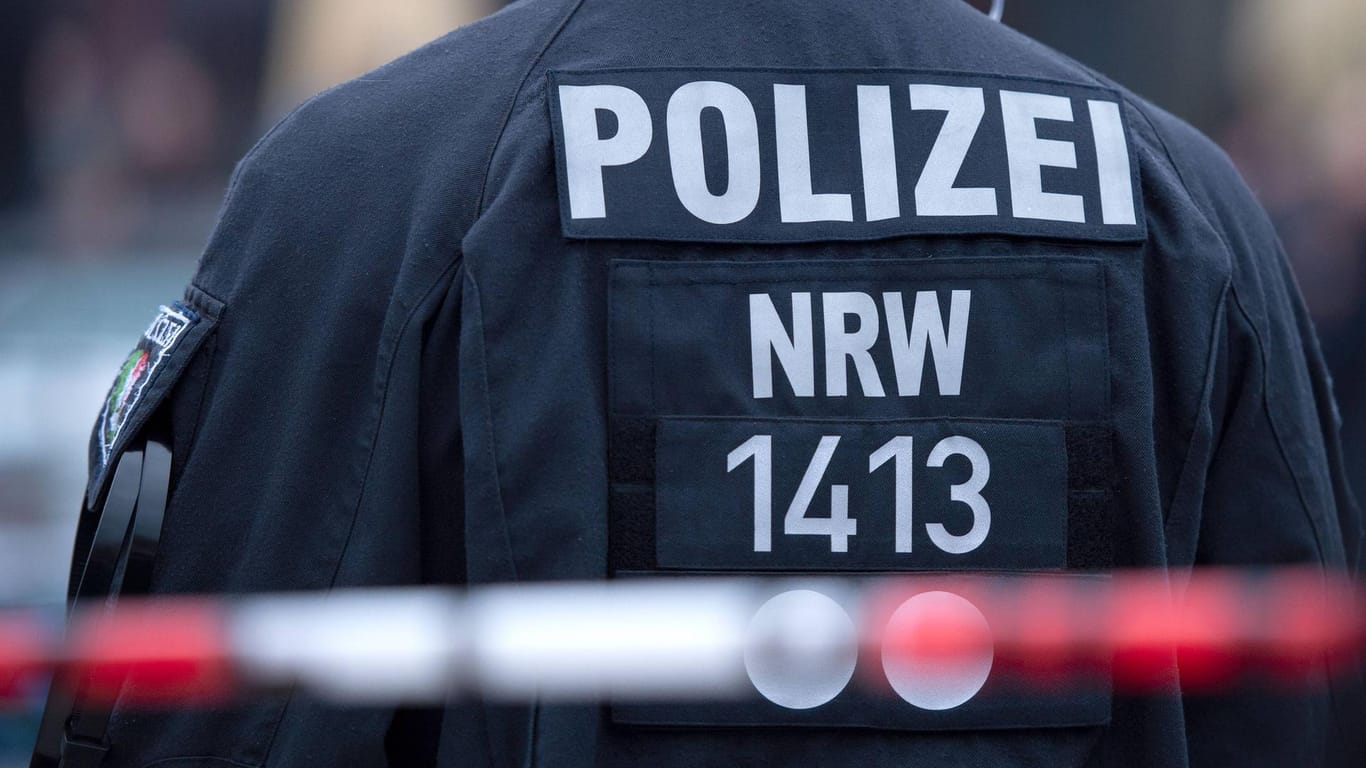 Ein Polizeibeamter in Bielefeld (Symbolbild): In der Innenstadt ist ein Mann rassistisch beleidigt und geschlagen worden.