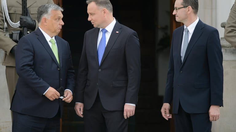 Viktor Orban und Andrzej Duda: Polen und Ungarn schützen sich bislang gegenseitig vor Sanktionen der EU. Damit soll bald Schluss sein.