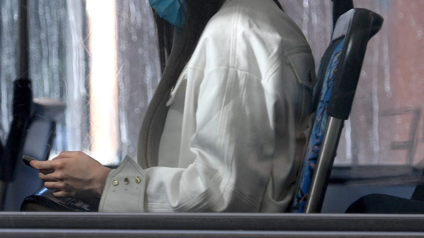 Eine Frau sitzt mit Maske im Bus: In Hagen haben sich zwei Schwarzfahrerinnen gegen die Maskenpflicht gewehrt.