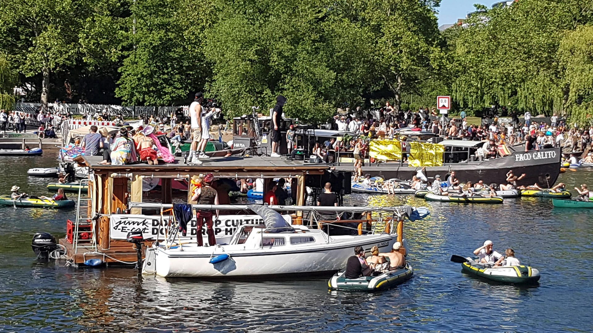 Eine Demo zum Erhalt der Clubkultur in Berlin: Hunderte junge Menschen feierten in Schlauchbooten.