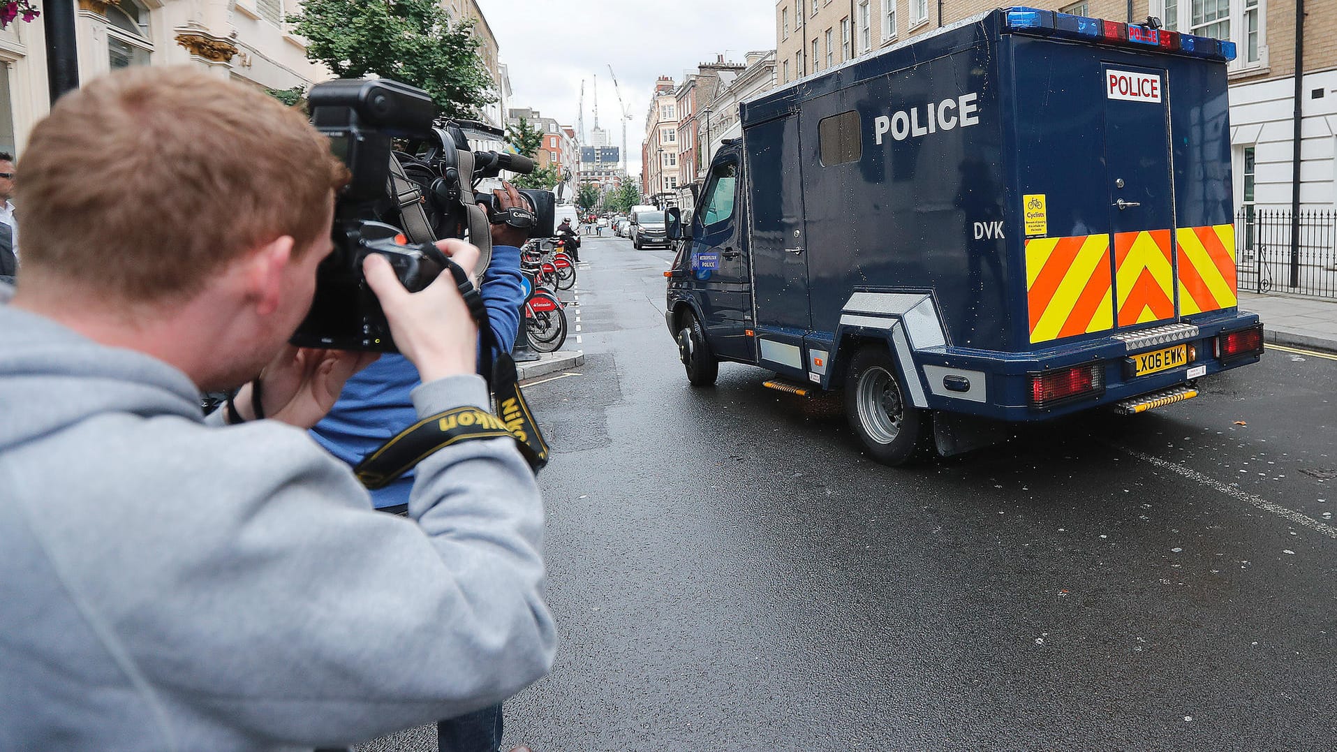 Ein Polizeitransport bringt Hashem Abedi 2019 aus dem Londoner Westminster Magistrates Court. Nun wurde ein Urteil gesprochen.