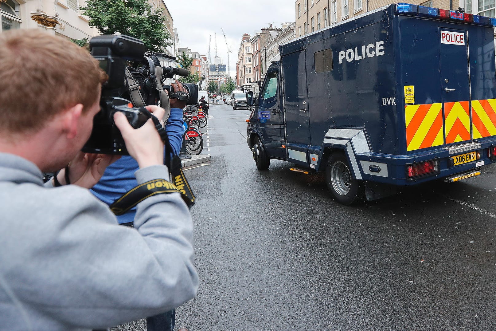 Ein Polizeitransport bringt Hashem Abedi 2019 aus dem Londoner Westminster Magistrates Court. Nun wurde ein Urteil gesprochen.