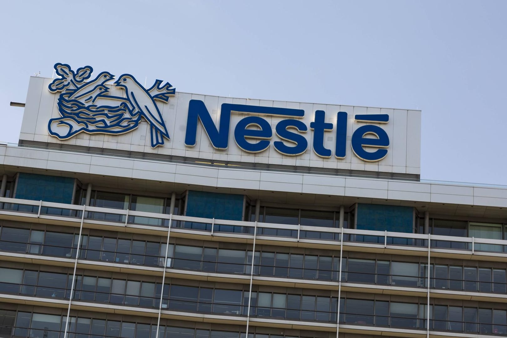 Gute Nachricht: Nestlé – hier die Zentrale der Nestlé Deutschland AG in Frankfurt am Main – bringt sein erstes pflanzliches Meeresfrüchte-Produkt auf den Markt.