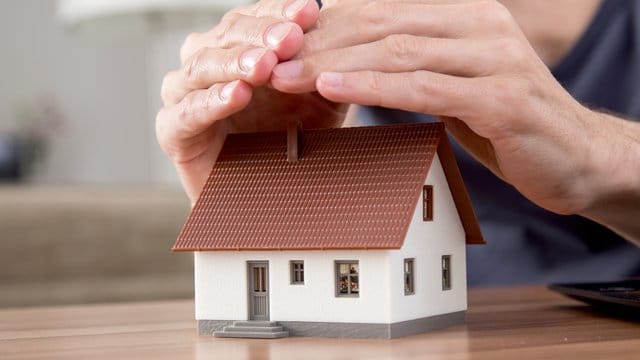 Wer eine Immobilie finanzieren will, bekommt zum Kredit oft eine Restschuldversicherung angeboten. Wer eine Immobilie finanzieren will, bekommt zum Kredit oft eine Restschuldversicherung angeboten.