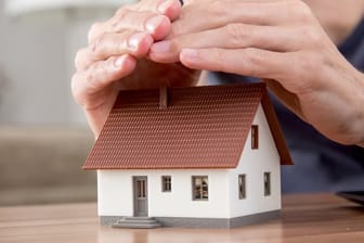 Wer eine Immobilie finanzieren will, bekommt zum Kredit oft eine Restschuldversicherung angeboten.
