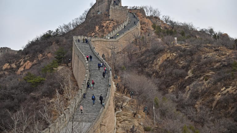 Touristen auf der Chinesischen Mauer: China hat ein Einreiseverbot für Ausländer verhängt.